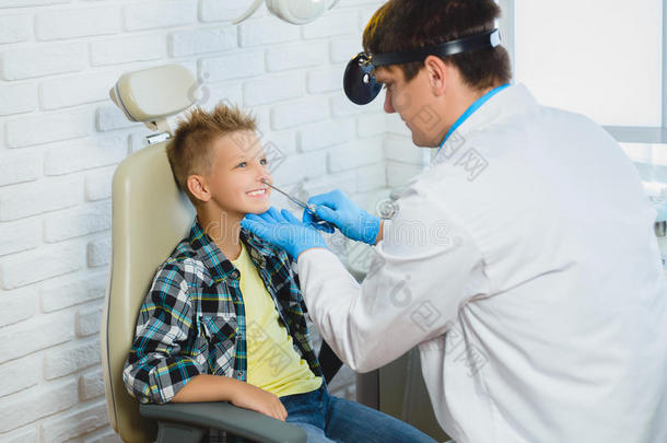 耳鼻喉科医生或耳鼻喉科医生检查儿童鼻子