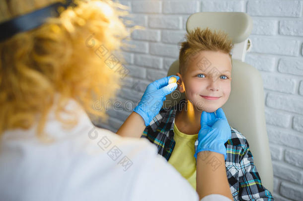 耳鼻喉科医生或耳鼻喉科医生检查儿童耳朵
