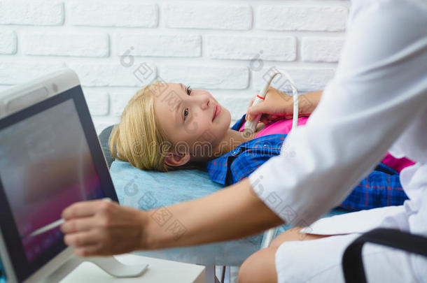 女医生在医疗中心用超声波检查女孩甲状腺