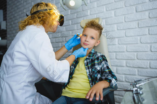 耳鼻喉科医生或耳鼻喉科医生检查儿童耳朵