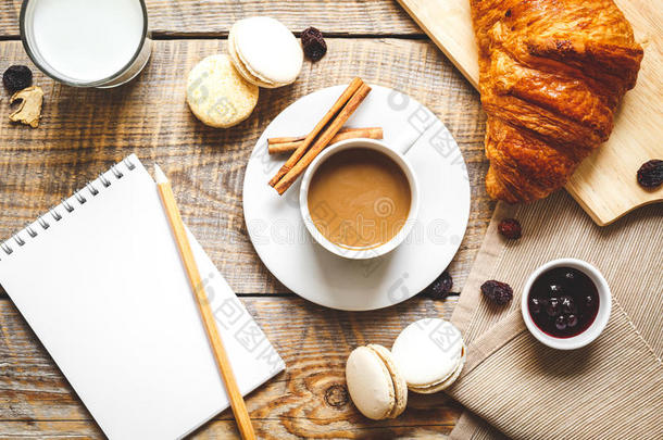 在木制桌子上吃早餐，喝杯咖啡