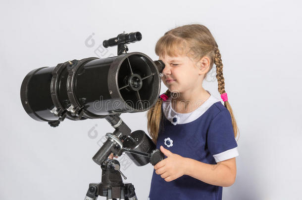 女孩业余天文学家建立了一个望远镜来观察星空