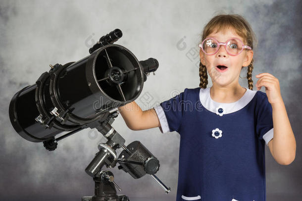 女<strong>天文学家</strong>高兴地对他在望远镜里看到的东西感到惊讶