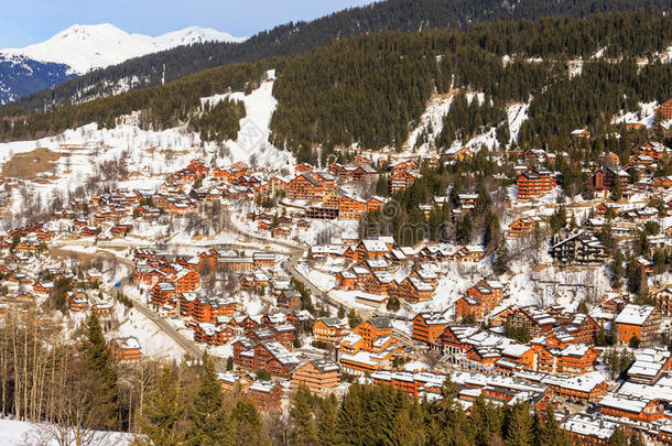 在梅里贝尔山谷的山坡上。 滑雪胜地梅里贝尔