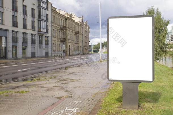 空白模拟垂直街道海报广告牌与文本或图像的复制空间。 城市背景
