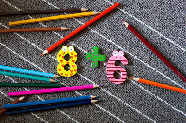 五颜六色的蜡笔和图形。 学前和幼儿园背景。