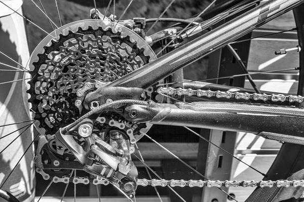 自行车链链和齿轮在道路比赛自行车