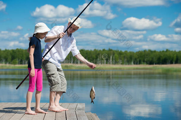 父亲女儿在河里钓了一条鱼