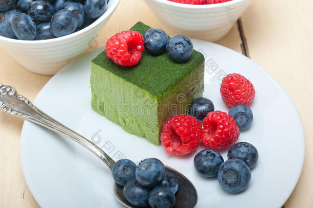 绿茶抹茶慕斯蛋糕与浆果