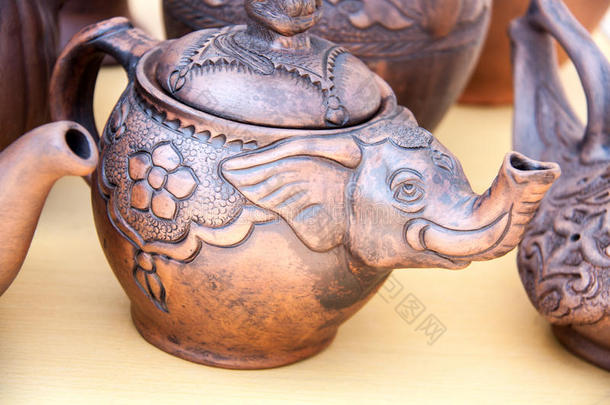 在克里米亚街头市场展出的手工陶器