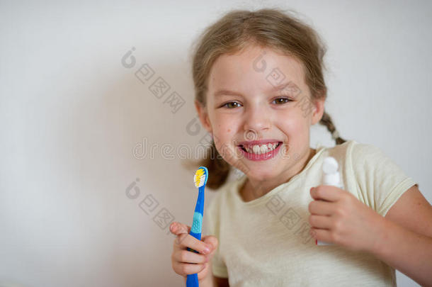 可爱的<strong>小女孩</strong>扎着<strong>辫子</strong>刷牙。