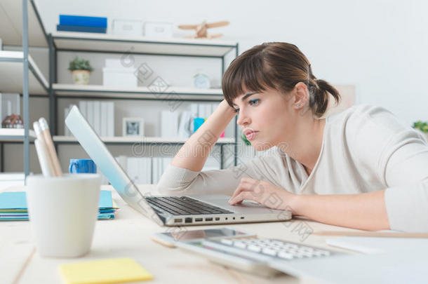 失望的女人用笔记本电脑工作