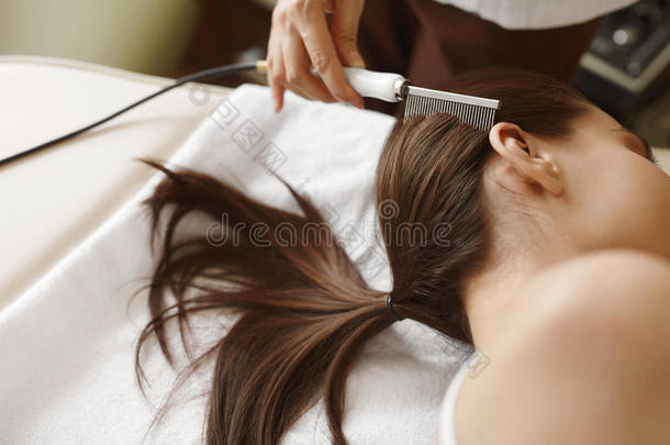 刷美丽的女人长发。 头发美容治疗