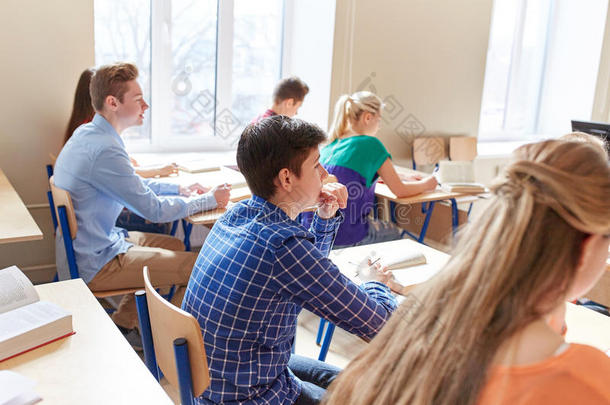 一群在学校上课时带笔记本的学生