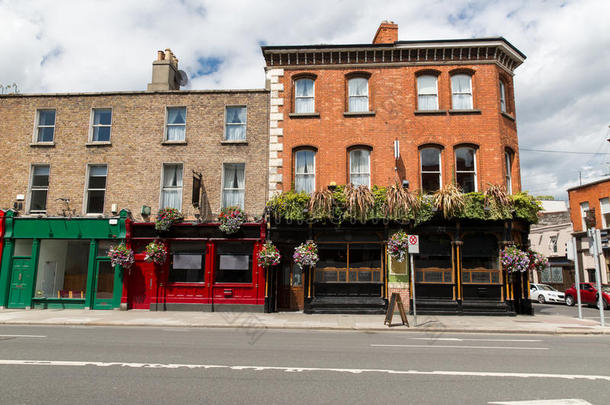 都柏林城市街道上有酒吧或酒吧的建筑