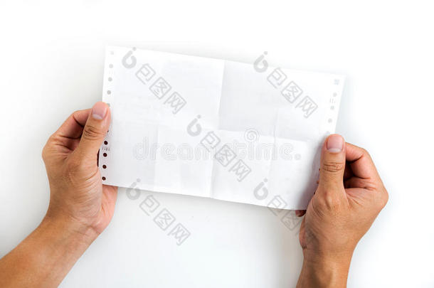 手拿白纸在白色背景上。