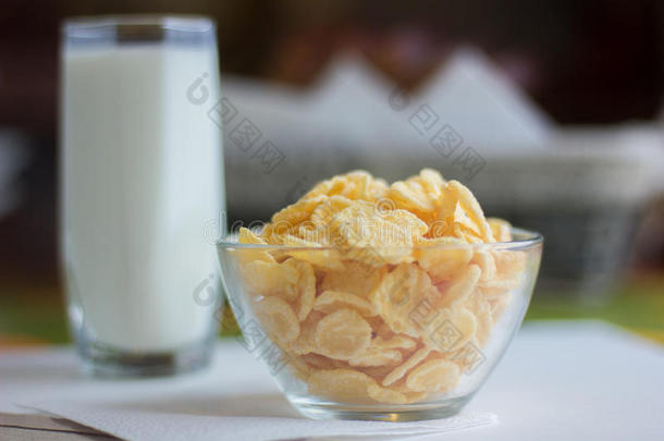 白色桌子上透明碗里的玉米片