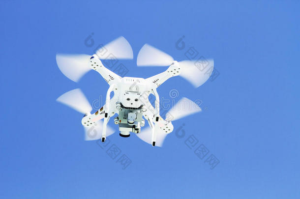 无人机在空中运动的空中摄影