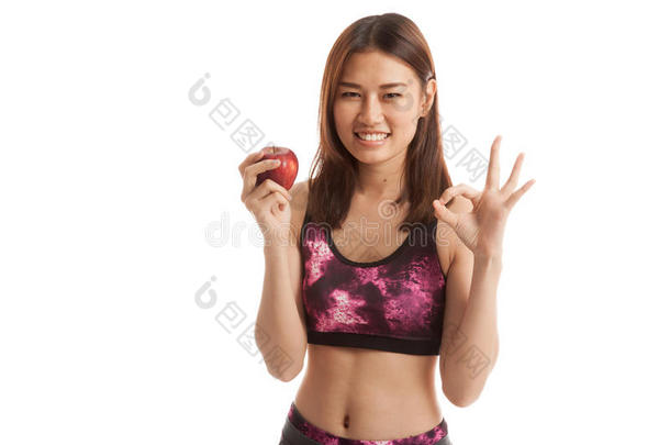 美丽的亚洲健康女孩<strong>展示</strong>红<strong>苹果</strong>ok标志。