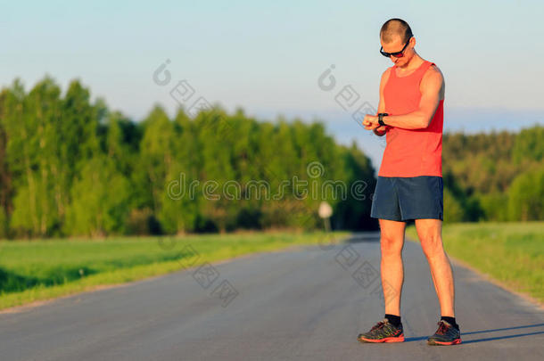 在<strong>乡间小路</strong>上奔跑的人