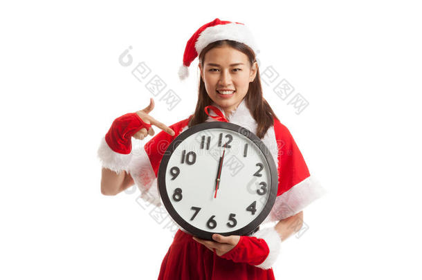 亚洲圣诞老人女孩在午夜指向时钟。
