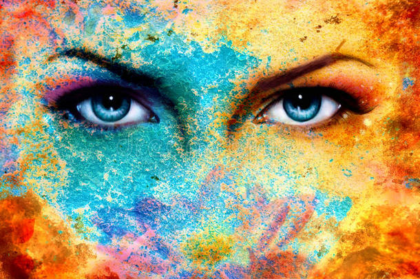 一对美丽的蓝色女人眼睛闪闪发光，颜色生锈的效果，