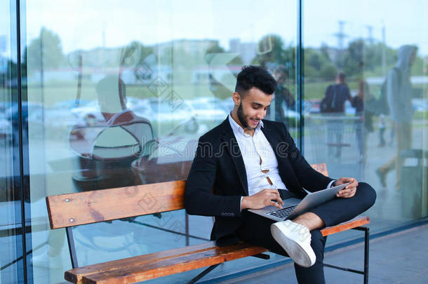 酷男阿拉伯语男子使用笔记本电脑商务中心