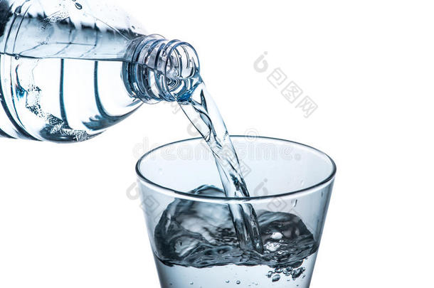 饮用水从瓶子里倒进玻璃杯里