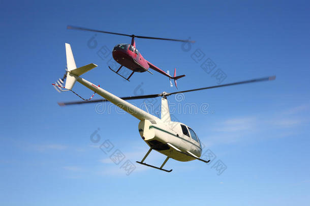 飞机-两架小型直升机在飞行