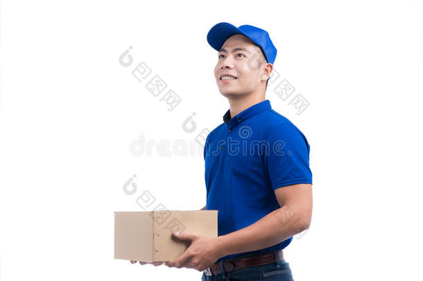 送货人。 带包裹箱的亚洲邮递员。 邮政递送