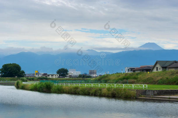 阿拉川河与富士山在高福夏季