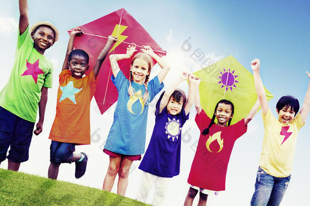 孩子们朋友风筝五颜六色的孩子微笑的概念