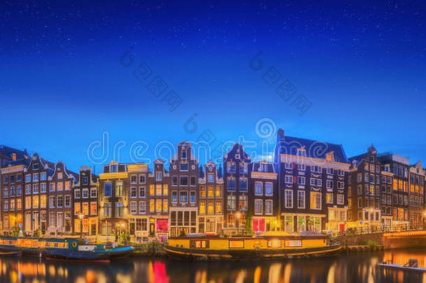 <strong>阿姆斯特丹</strong>河，运河和美丽的<strong>阿姆斯特丹</strong>市夜景。荷兰