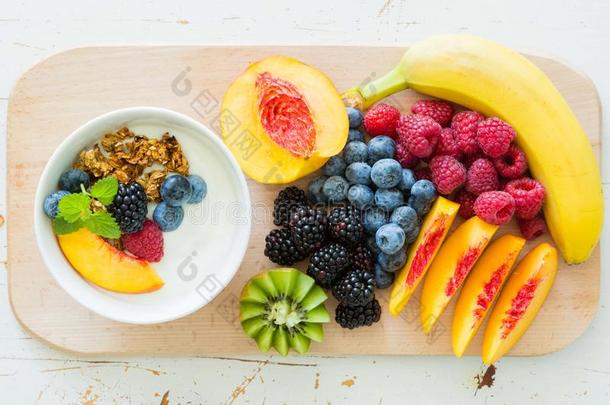 早餐有新鲜水果和浆果