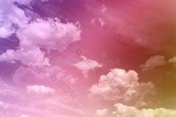 美丽梦幻的蓬松云在清新欢快的粉红色天空上