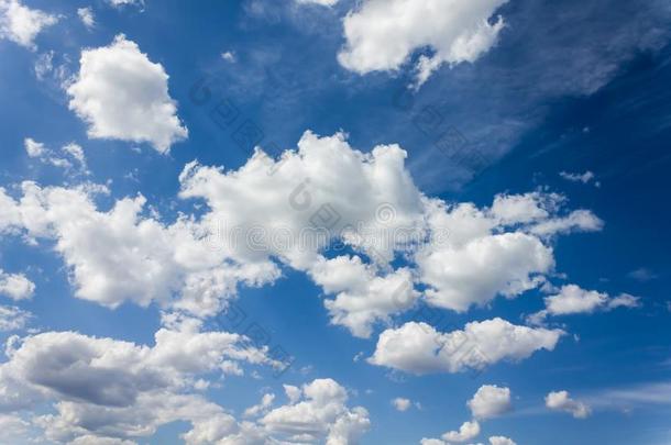 浓密的蓬松云在清新欢快的蓝天上