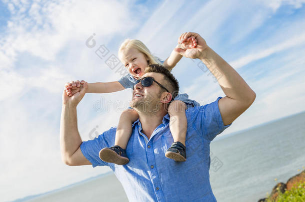 父亲和女儿<strong>一起玩</strong>，<strong>一起玩</strong>