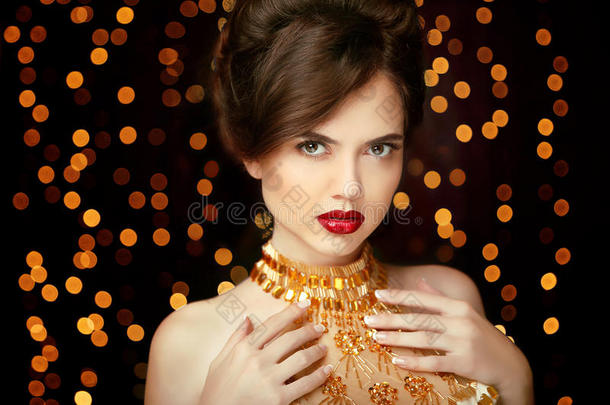美妆。 穿着金色衣服的优雅女士。 金色珠宝。