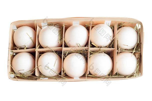新鲜鸡蛋装在干草上的篮子里
