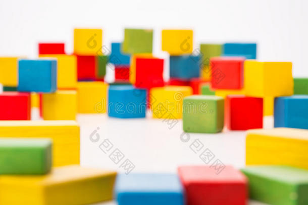 散焦彩色玩具块背景去聚焦多色立方体