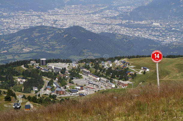 阿尔卑斯山<strong>背景</strong>贝莱多<strong>洋酒</strong>城市