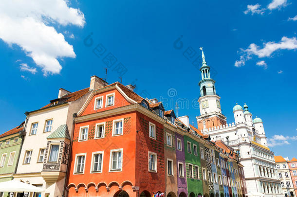 波兰波兹南旧市场广场上五颜六色的房子和市政厅