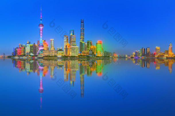 美丽的<strong>夜</strong>晚<strong>上海</strong>的城市景观与城市灯在黄浦江，<strong>上海</strong>，中国