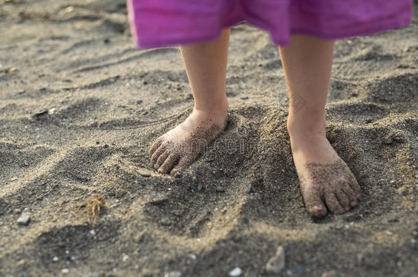 日落时，婴儿<strong>的</strong>脚在沙滩上行走