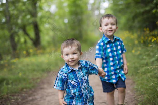 孩子们在阳光明媚的夏天在户外玩耍。