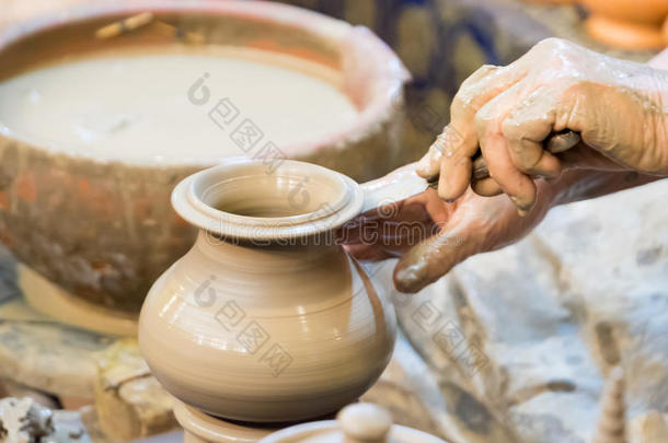 车轮上手工制作陶器，泰国陶器风格手工制作
