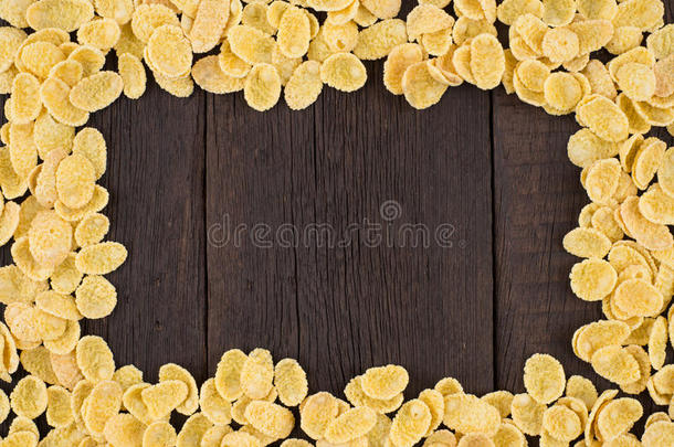 旧木桌上的玉米片。