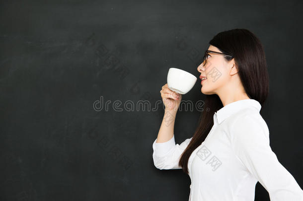 一个好的亚洲老师<strong>喝咖啡</strong>，<strong>思考</strong>教育