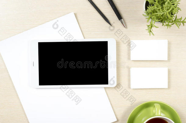 名片空白，智能手机或平板电脑，花，咖啡杯和铅笔在办公桌桌面视图。 公司