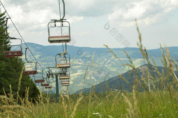欧洲阿尔卑斯山的椅子升降滑雪升降机。
